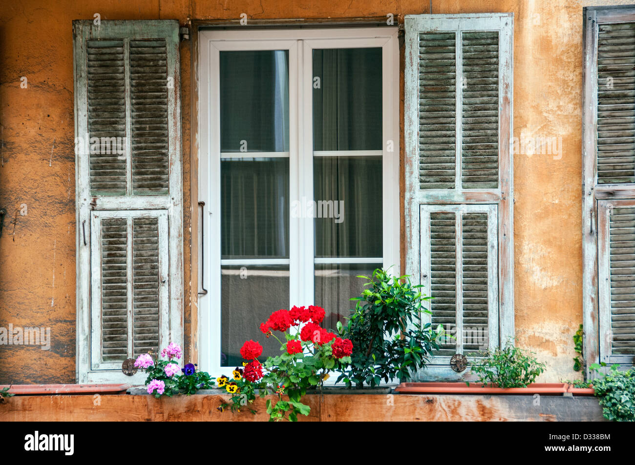 Windows nella vecchia Nizza Francia Foto Stock