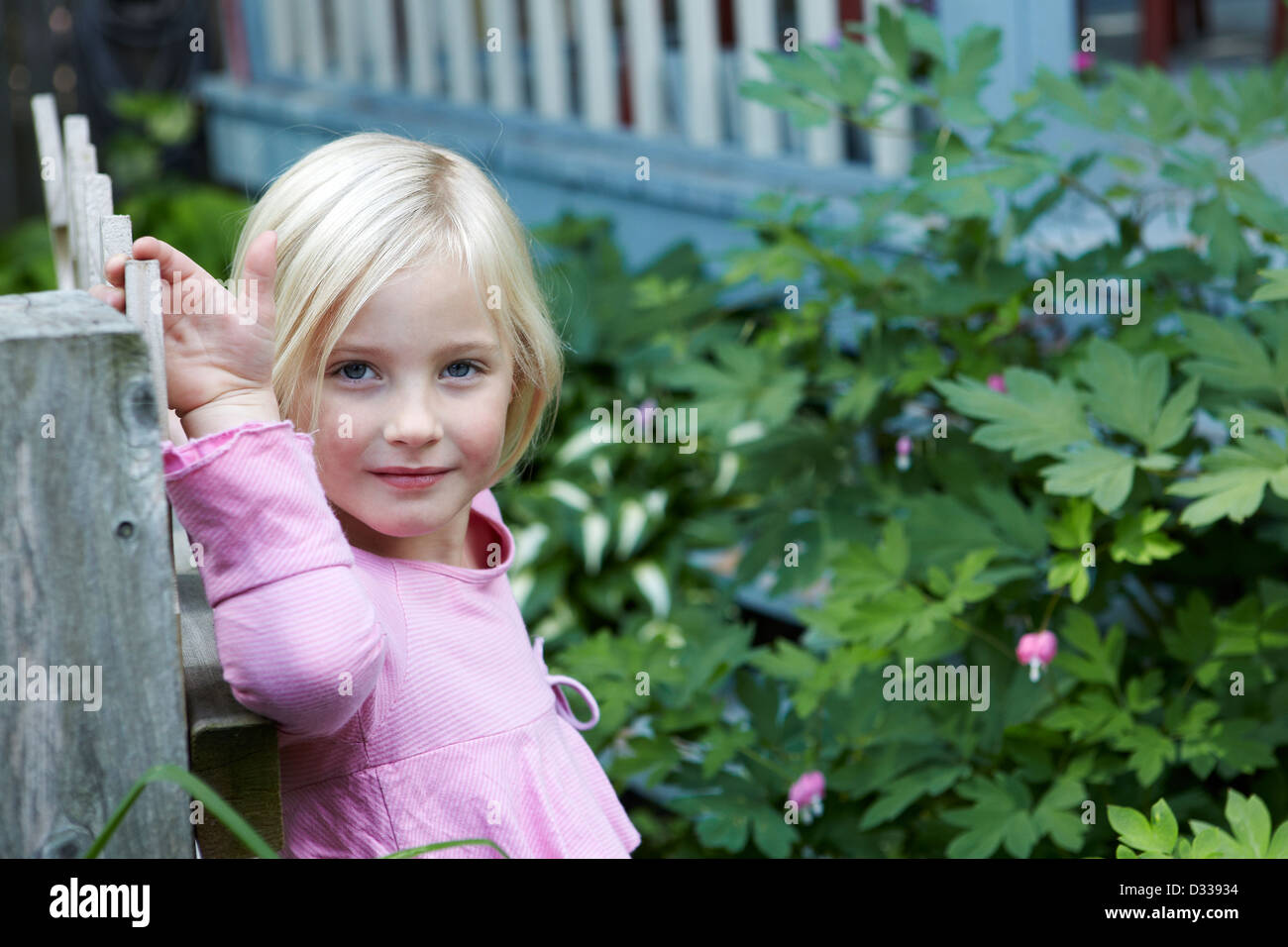 Bel bambino apertura cancello Foto Stock