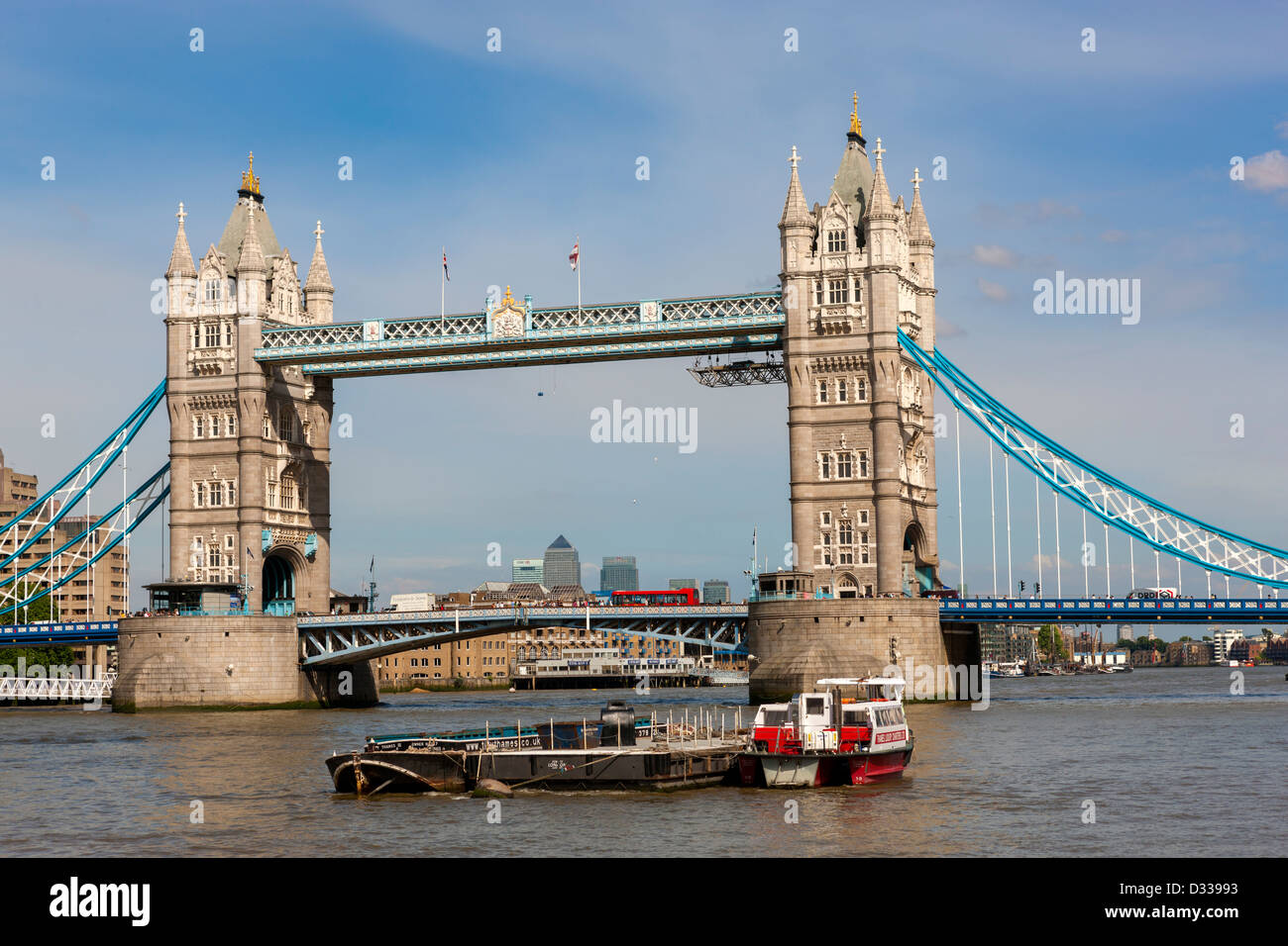 Il Tower Bridge oltre il fiume Thames, London, England, Regno Unito, Europa Foto Stock