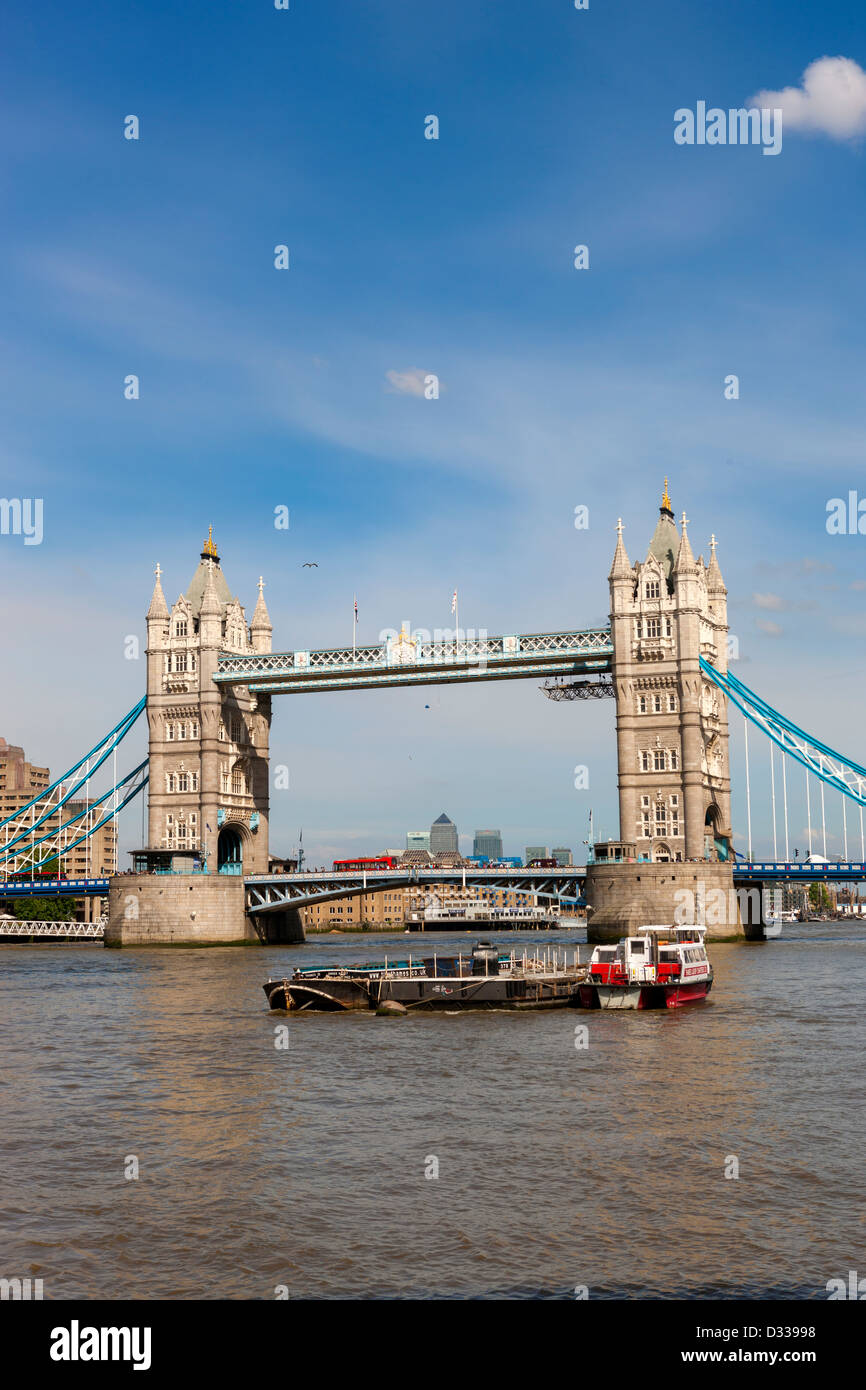 Il Tower Bridge oltre il fiume Thames, London, England, Regno Unito, Europa Foto Stock