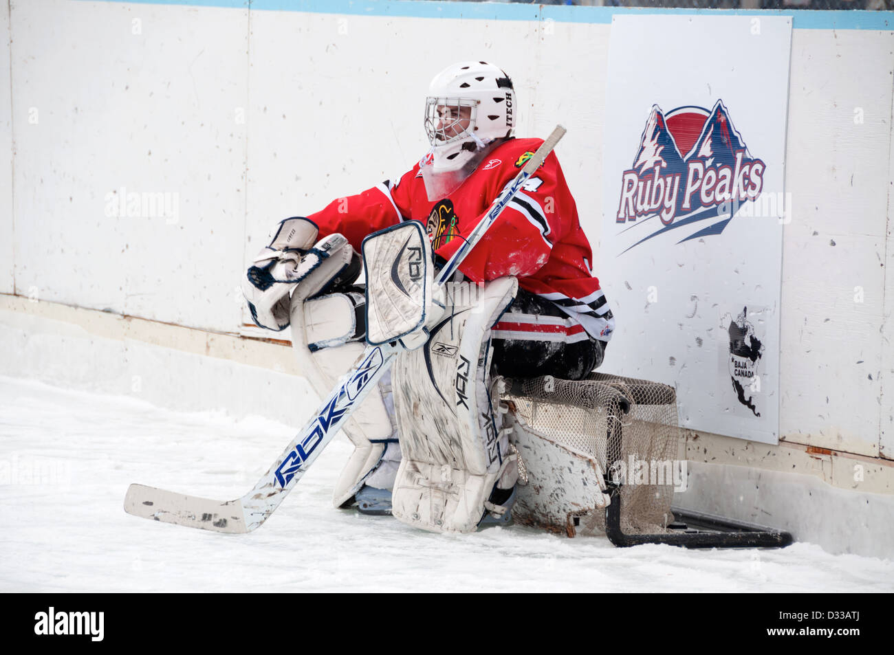 Ian Curtis, goalie per Portland Winterhawks, seduto su un piccolo obiettivo all'esterno pista di pattinaggio sul ghiaccio in Enterprise, Oregon. Foto Stock