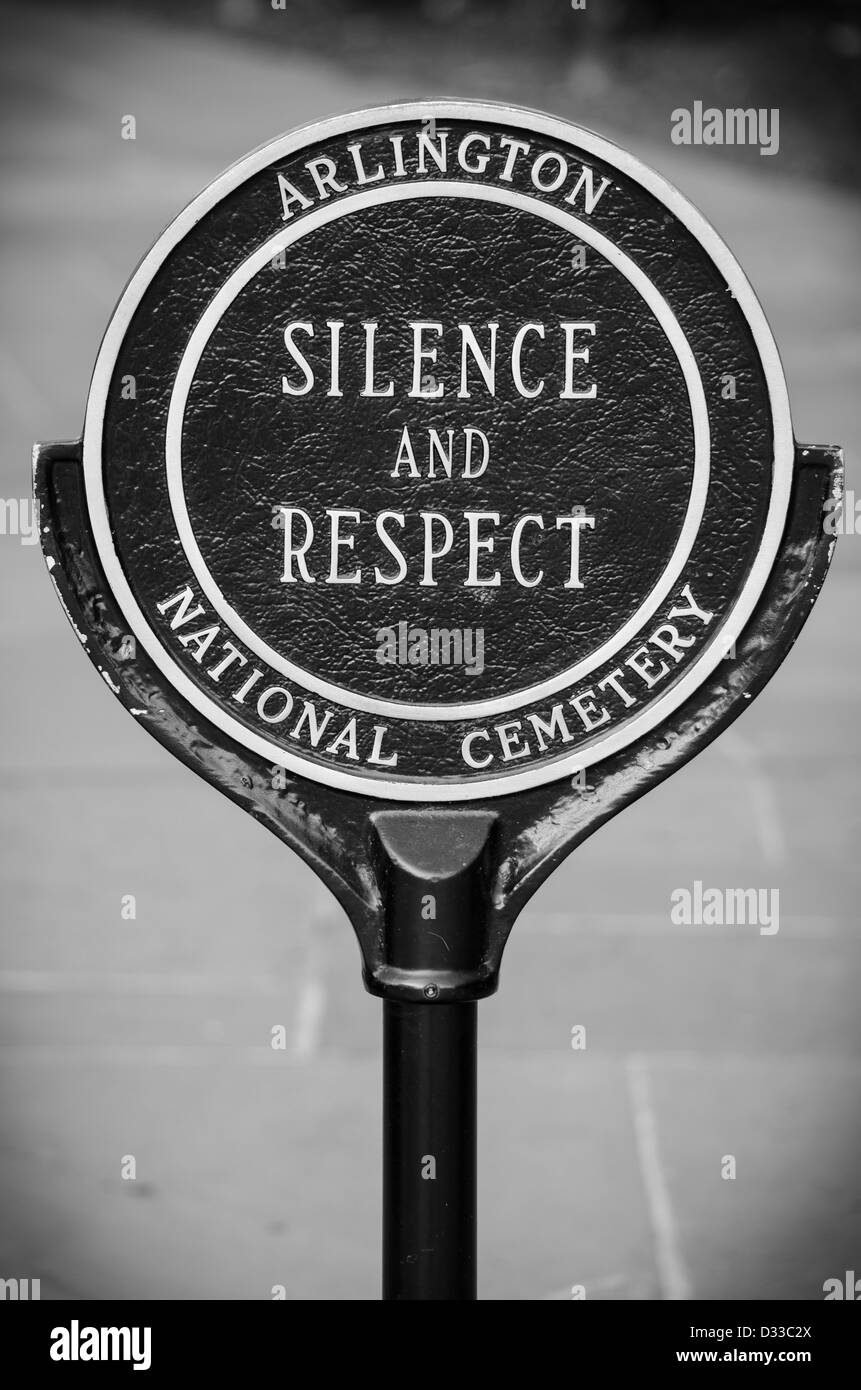 Il silenzio e il rispetto segno presso il Cimitero Nazionale di Arlington a Washington DC Foto Stock