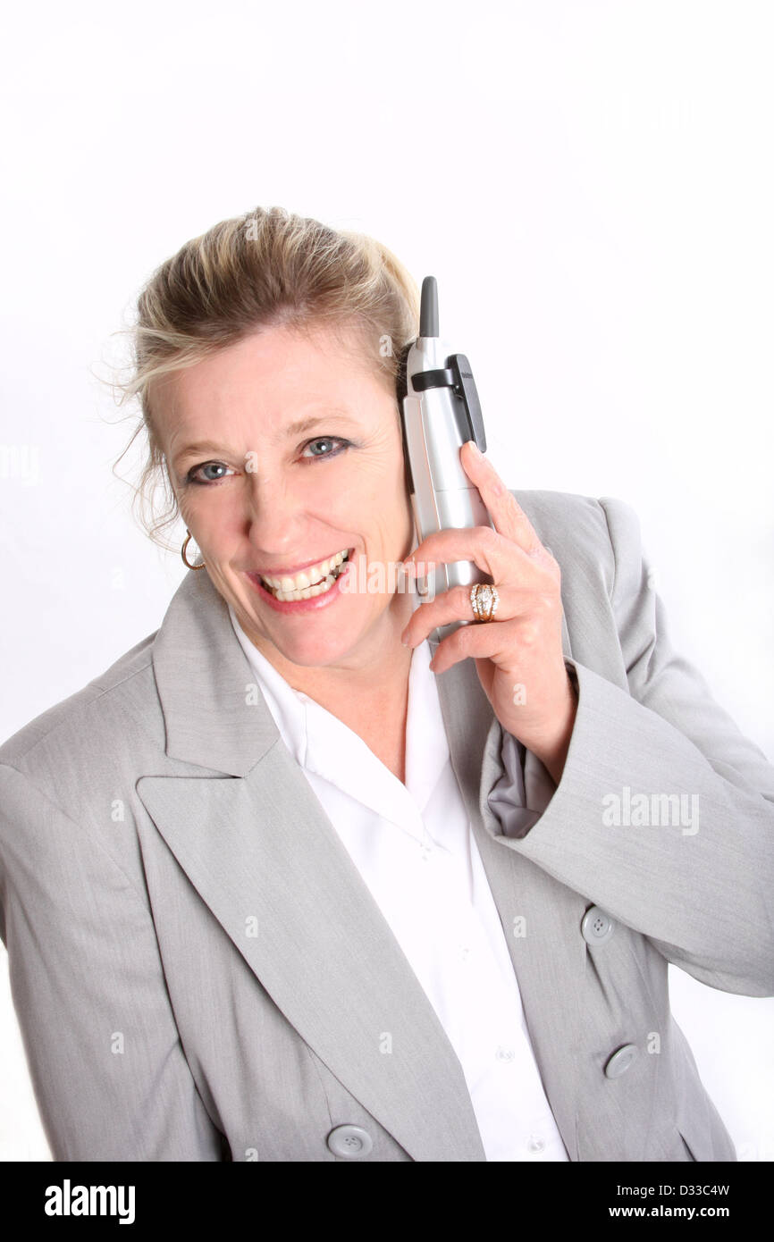 Una donna che parla su un telefono cordless Foto Stock