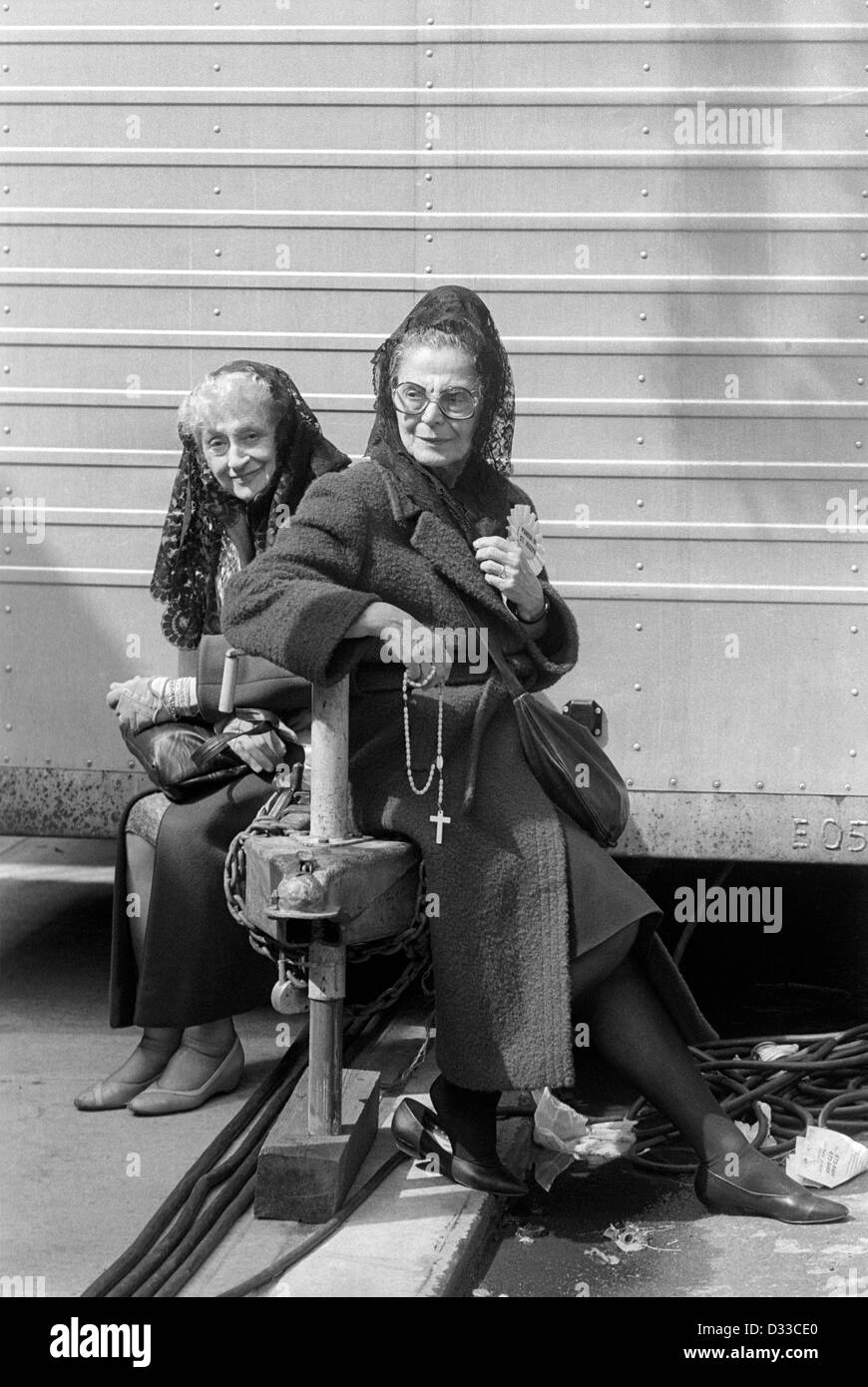 Gli attori in costume si appoggiano su un gancio per rimorchio durante le riprese del padrino III, su Elizabeth Street in Little Italy Foto Stock