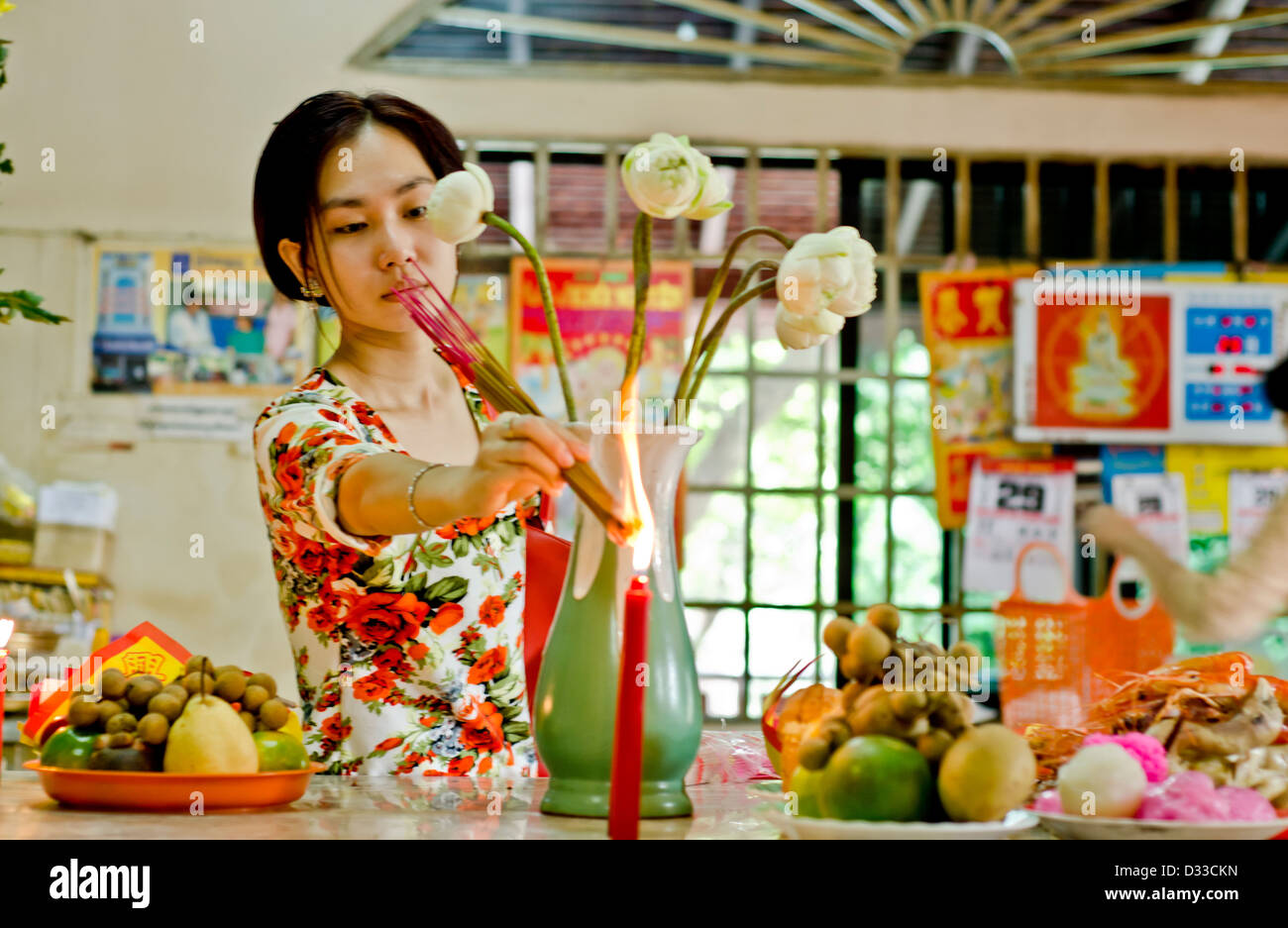 Donna fiori posti al Wat Phnom santuario ,Phnom Penh,Cambogia Foto Stock