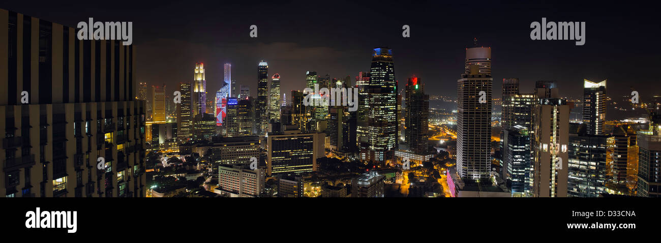 La città di Singapore dello skyline di grattacieli nel quartiere centrale degli affari e a Chinatown Panorama di notte Foto Stock