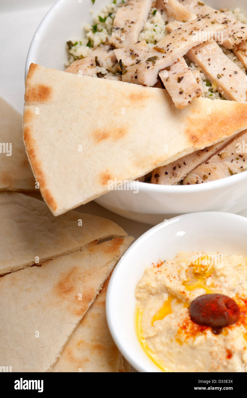 Fresh tradizionale araba taboulii pollo couscous con hummus Foto Stock