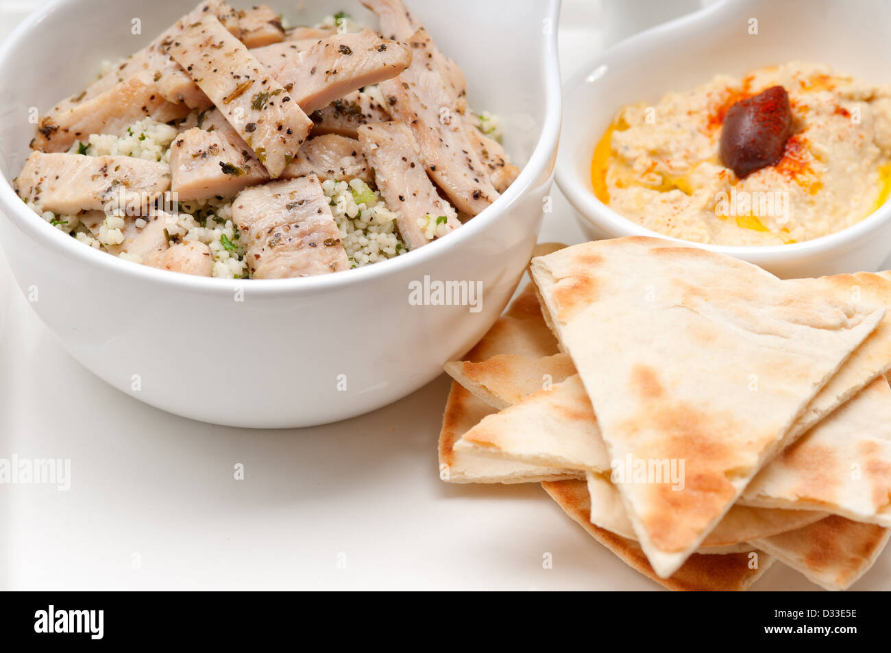 Fresh tradizionale araba taboulii pollo couscous con hummus Foto Stock