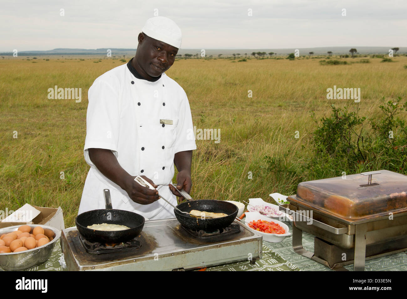 Lo chef prepara una bussola Prima colazione in Masai Mara riserva nazionale, Kenya Foto Stock