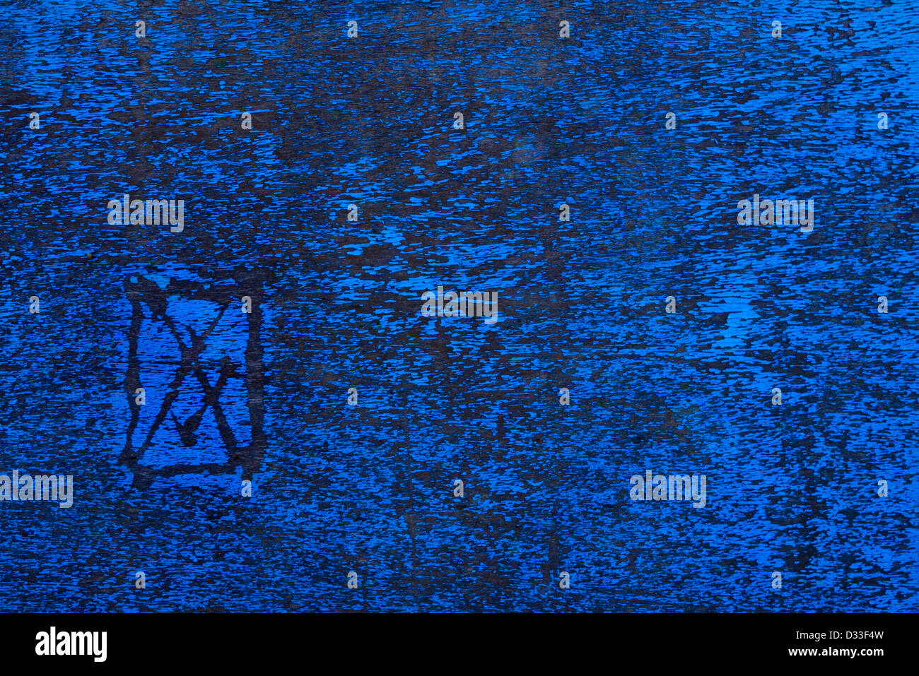 Tick e croce raschiata su un dipinto luminosamente pannello in legno. Foto Stock