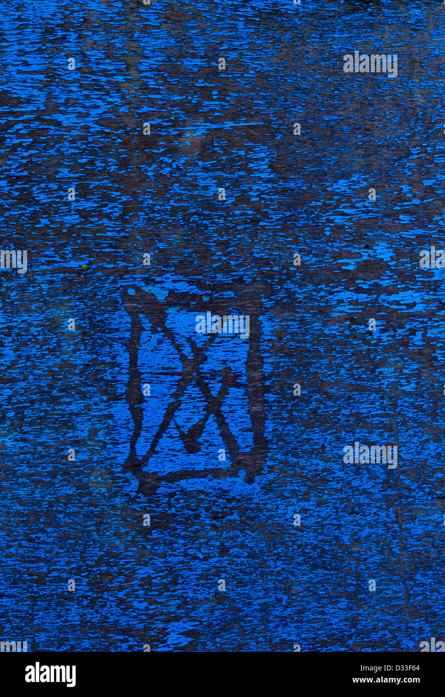 Tick e croce raschiata su un dipinto luminosamente pannello in legno. Foto Stock