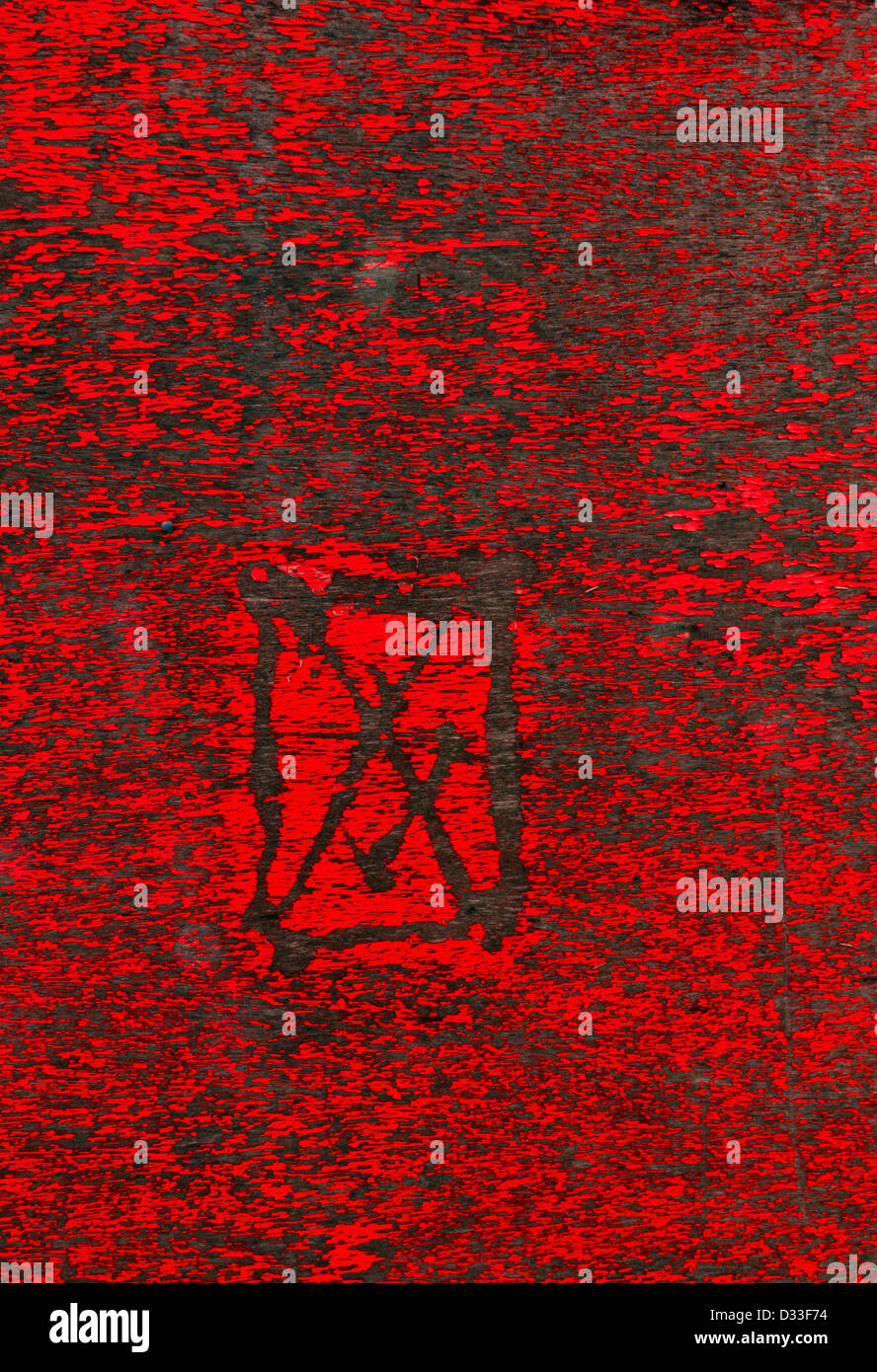 Tick e croce raschiata su un dipinto luminosamente pannello in legno. Foto Stock