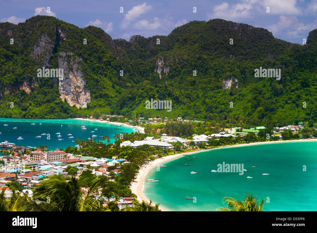 Phi Phi Don island da un punto di vista. Provincia di Krabi, sul Mare delle Andamane, Thailandia. Foto Stock