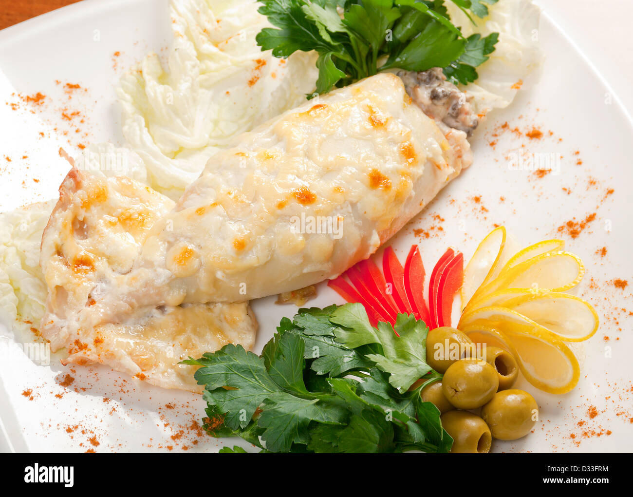 Calamari ripieni di pesce e verdure.Cucina italiana Foto Stock