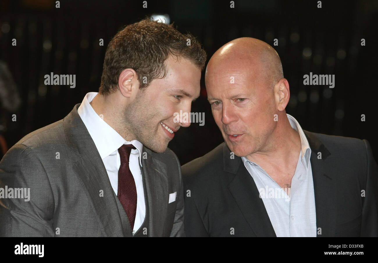 JAI COURTNEY & Bruce Willis UN BUON GIORNO PER DIE HARD. UK FILM PREMIERE Londra Inghilterra Regno Unito 07 Febbraio 2013 Foto Stock