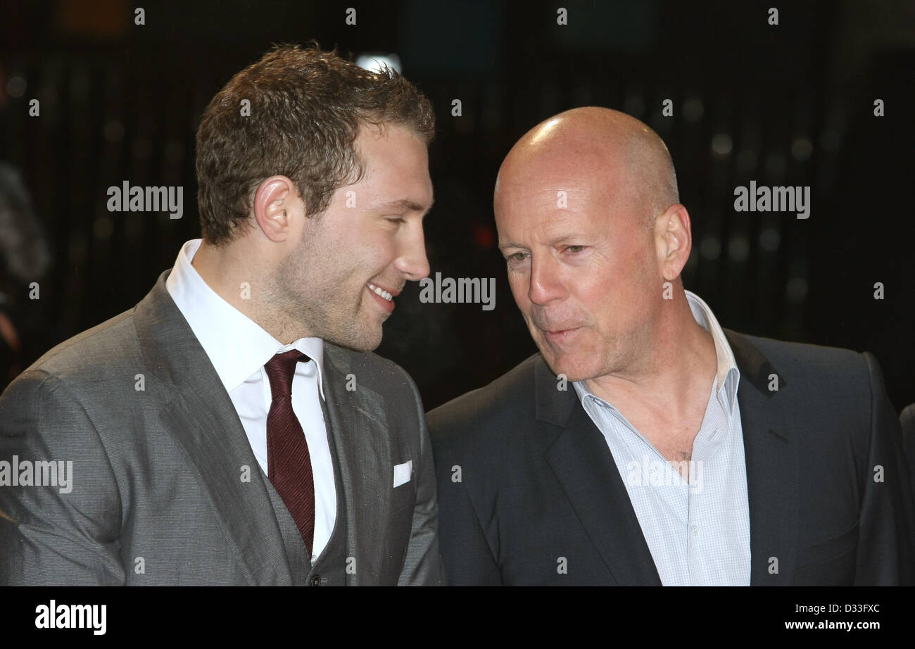 JAI COURTNEY & Bruce Willis UN BUON GIORNO PER DIE HARD. UK FILM PREMIERE Londra Inghilterra Regno Unito 07 Febbraio 2013 Foto Stock