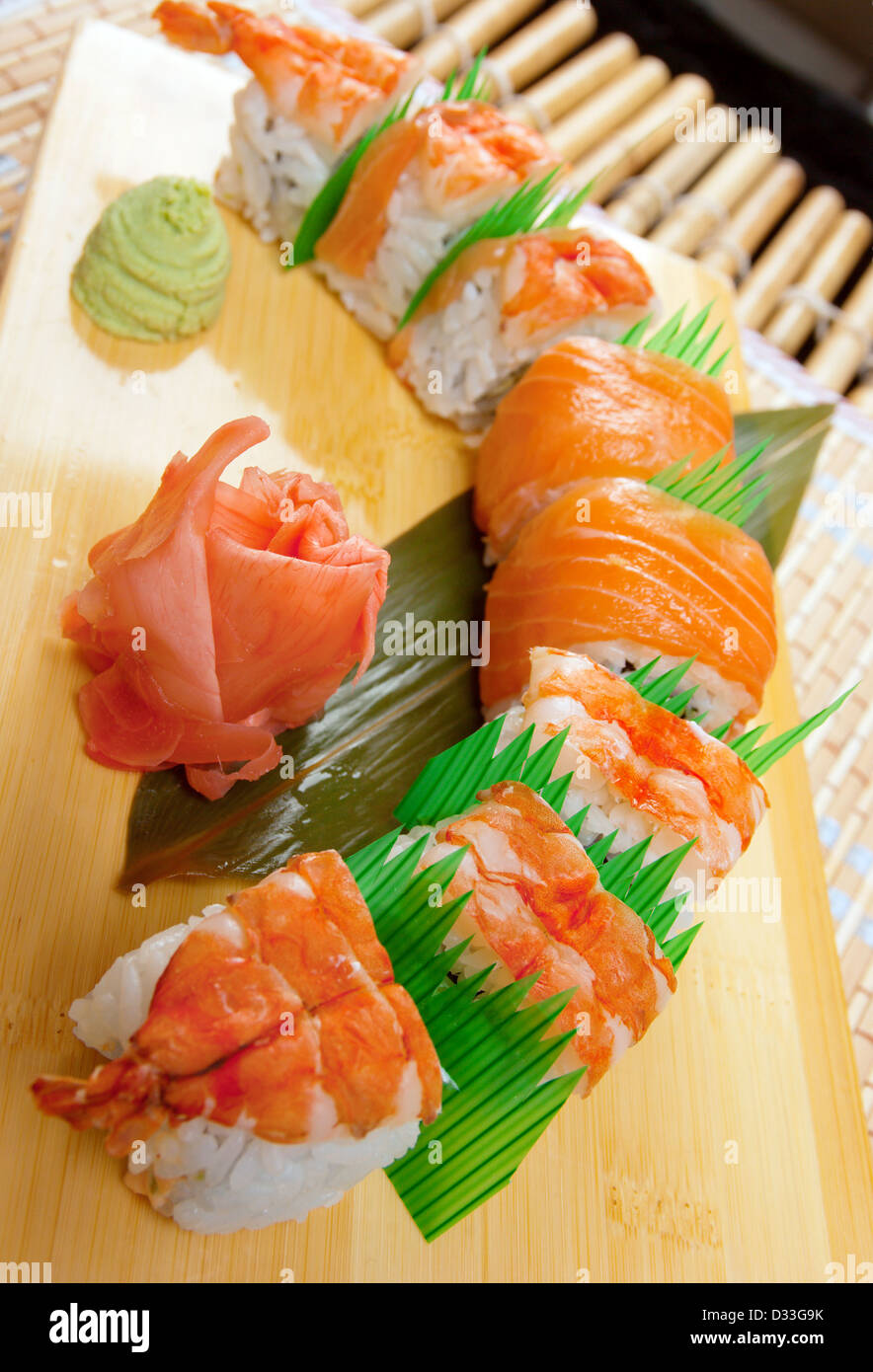 I sushi giapponesi La cucina . tradizionale cibo giapponese.Rotolo di salmone e gamberetti Foto Stock