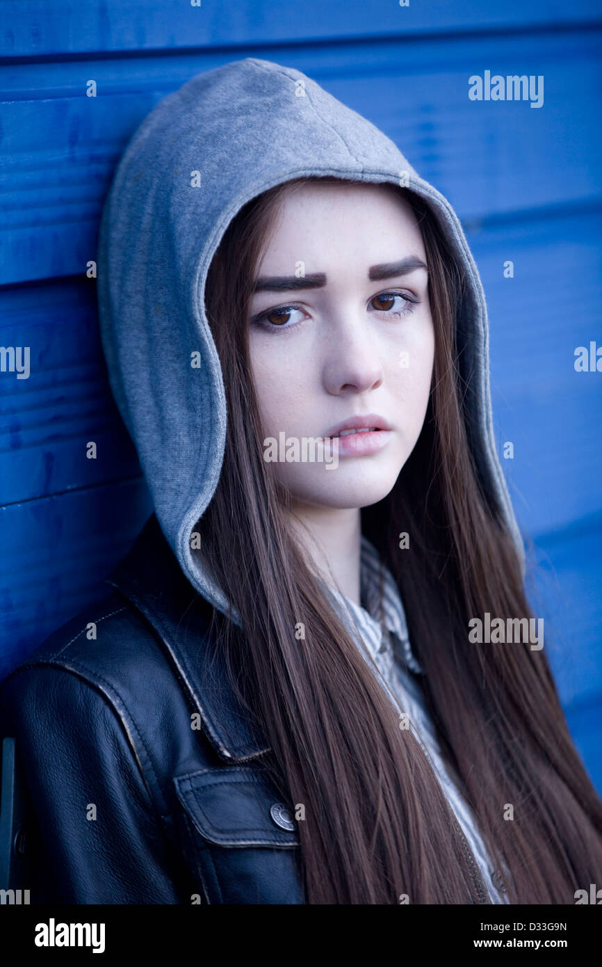 Ragazza con cappuccio sale
