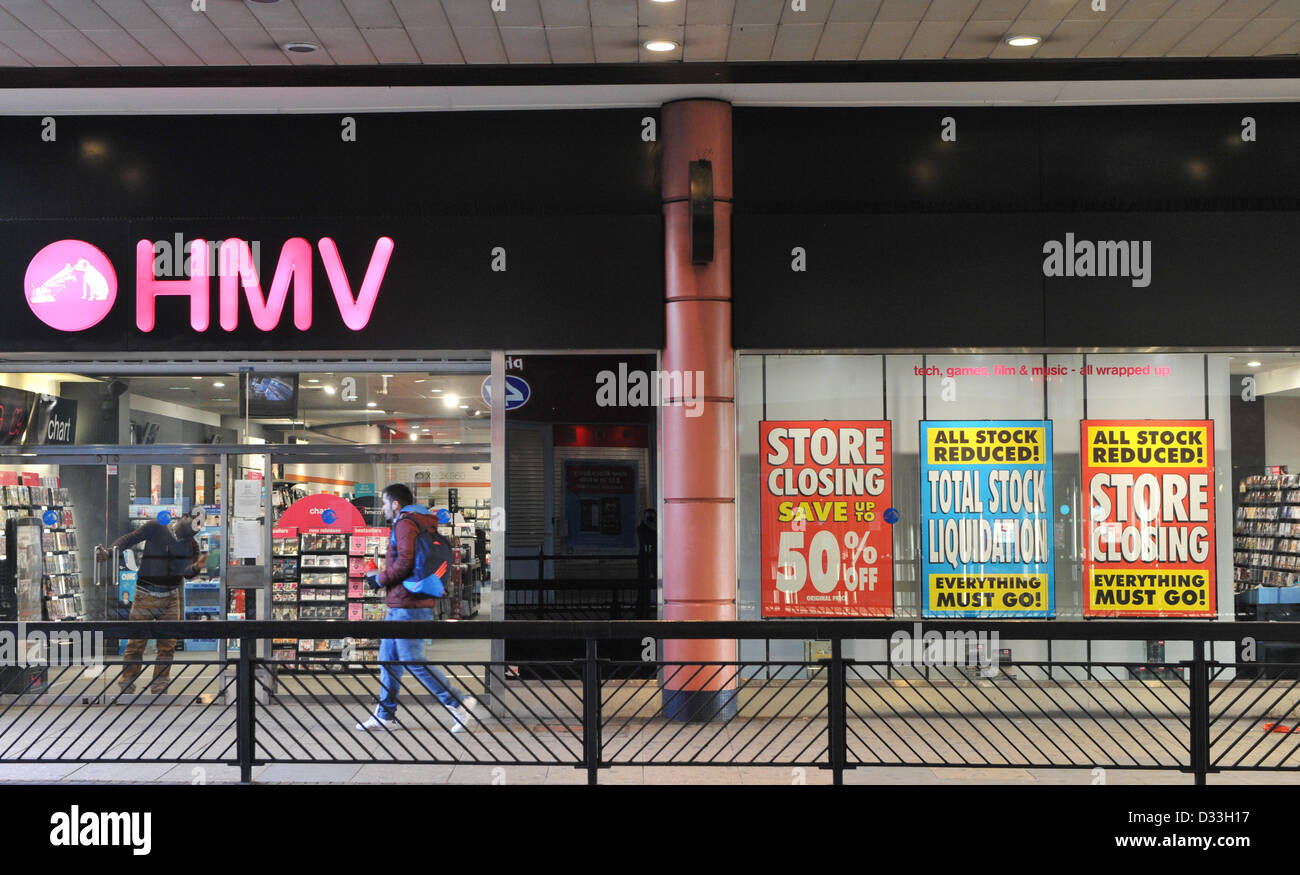 Wood Green, Londra, Regno Unito. 8 febbraio 2013. La chiusura del negozio poster e insegne sul HMV store in legno verde un giorno dopo le chiusure sono state annunciate. HMV store in legno verde, uno dei 66 negozi a causa per la chiusura in quanto il gruppo è andato in amministrazione. Foto Stock