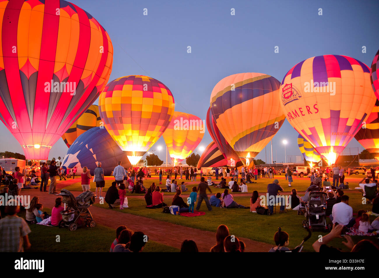 I palloni ad aria calda incandescente al buio a t egli Yuma Balloon Festival a Yuma, Arizona, Stati Uniti d'America, STATI UNITI D'AMERICA Foto Stock