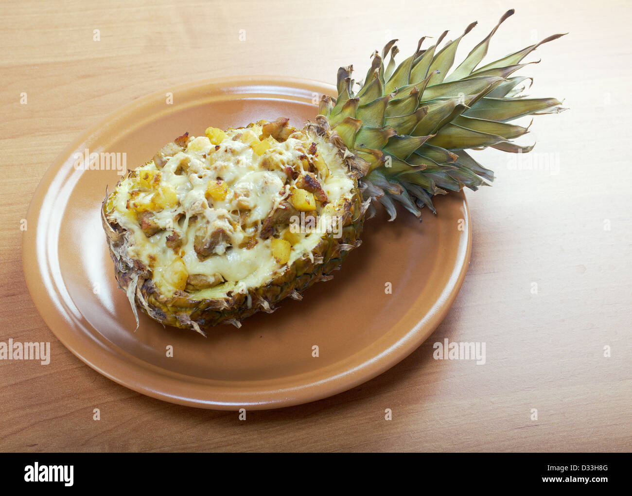 Arrosti di carne con formaggio grigliato in ananas .closeup Foto Stock