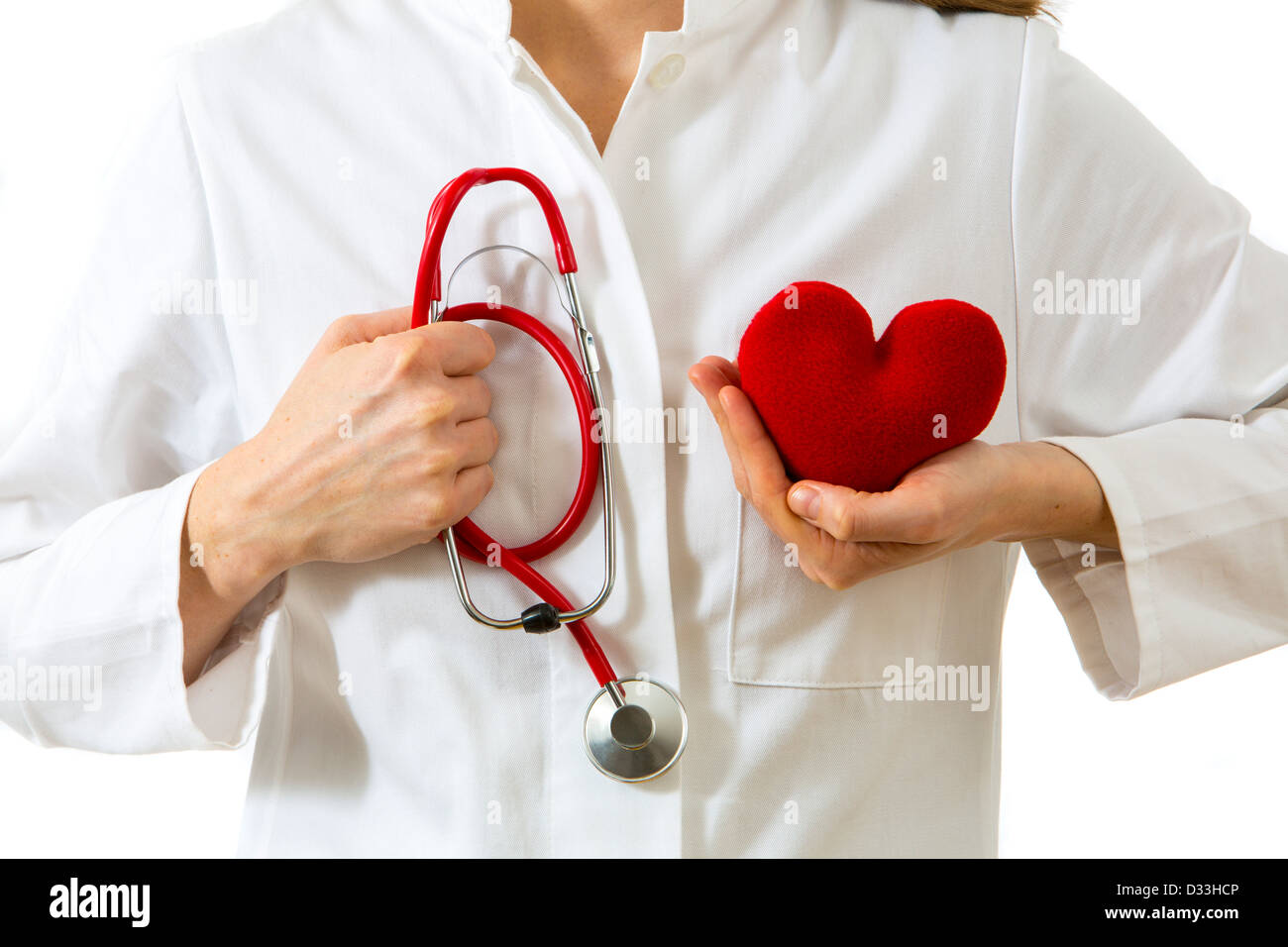 Immagine di simbolo, attacco cardiaco, medico. Medico tenendo un cuore rosso nelle sue mani. Foto Stock