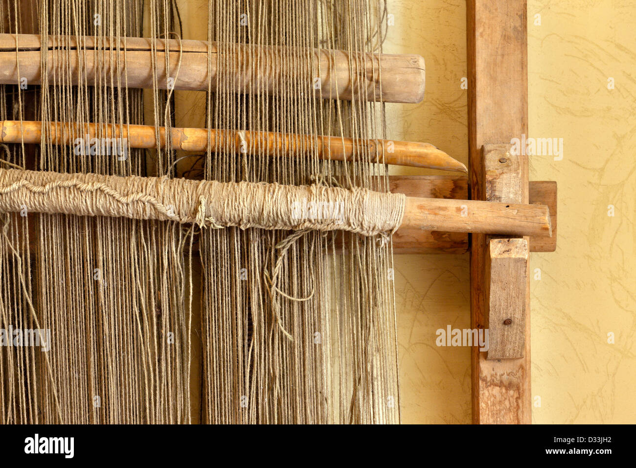 Un antico telaio a mano usato per tessere un panno e coperte Foto stock -  Alamy