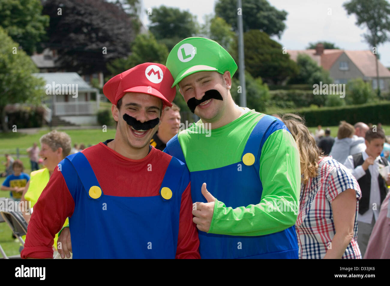 Rob Phillips (sinistra) e Gareth David vestito fino al Super Mario
