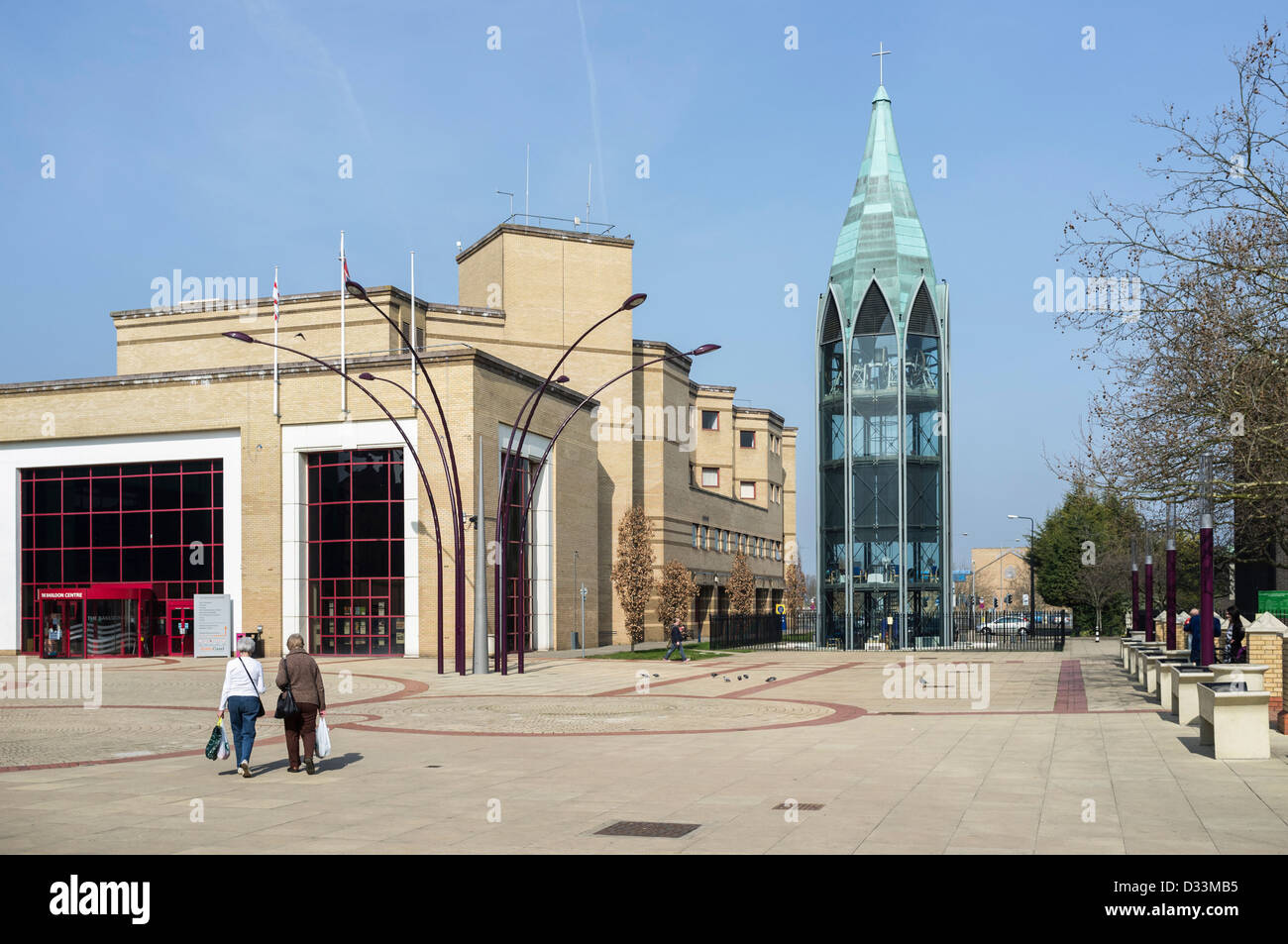 Basildon Town Center, Essex, Regno Unito - con St Martin's torre campanaria Foto Stock