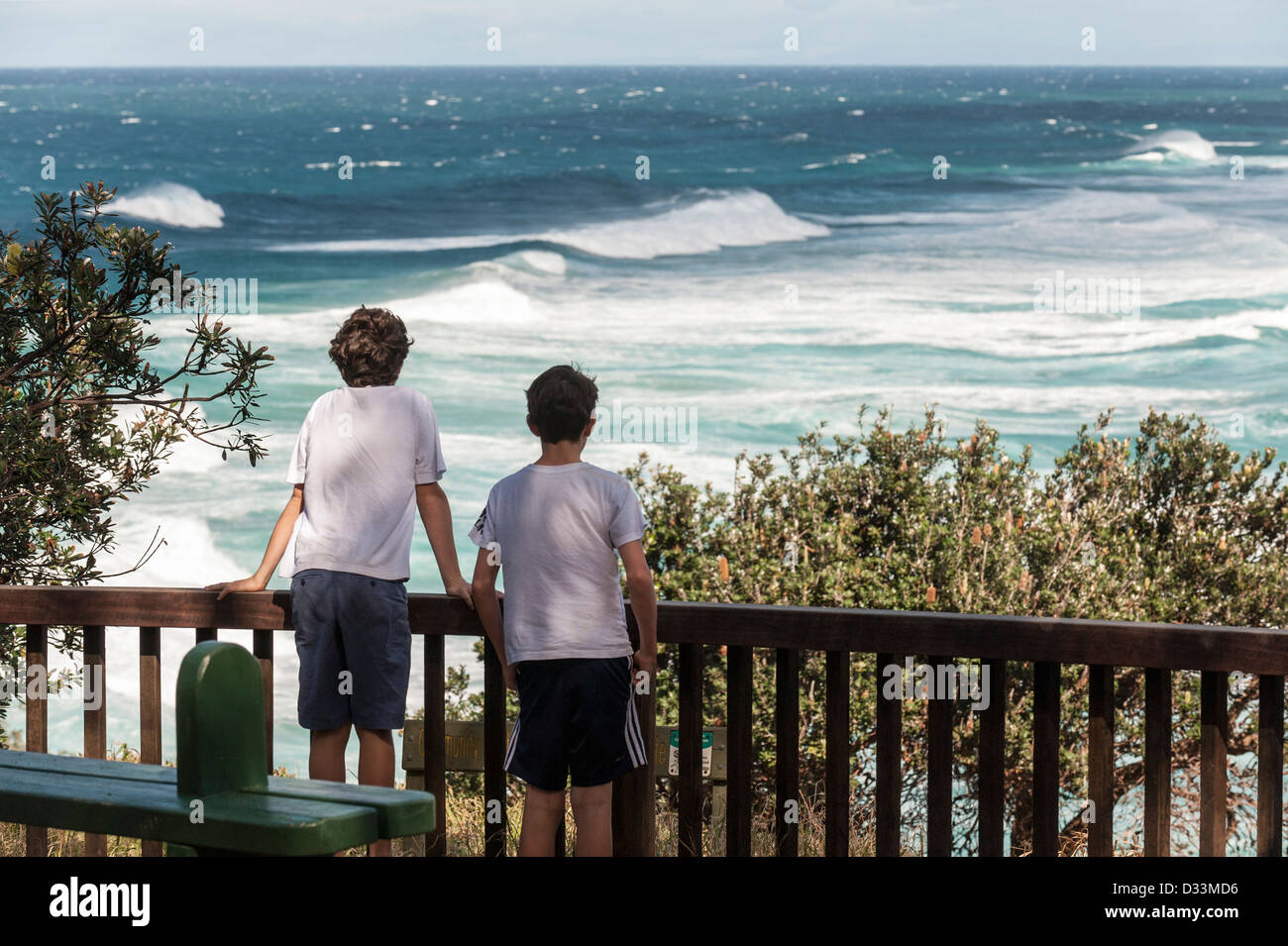 North Stradbroke Island, Queensland, Australia - due giovani ragazzi che si affaccia sul mare da un punto di vista Foto Stock