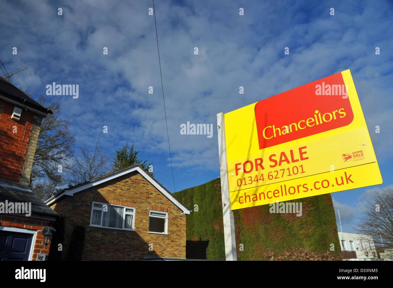 Agenti immobiliari Casa in vendita scheda in una strada residenziale in Ascot Foto Stock