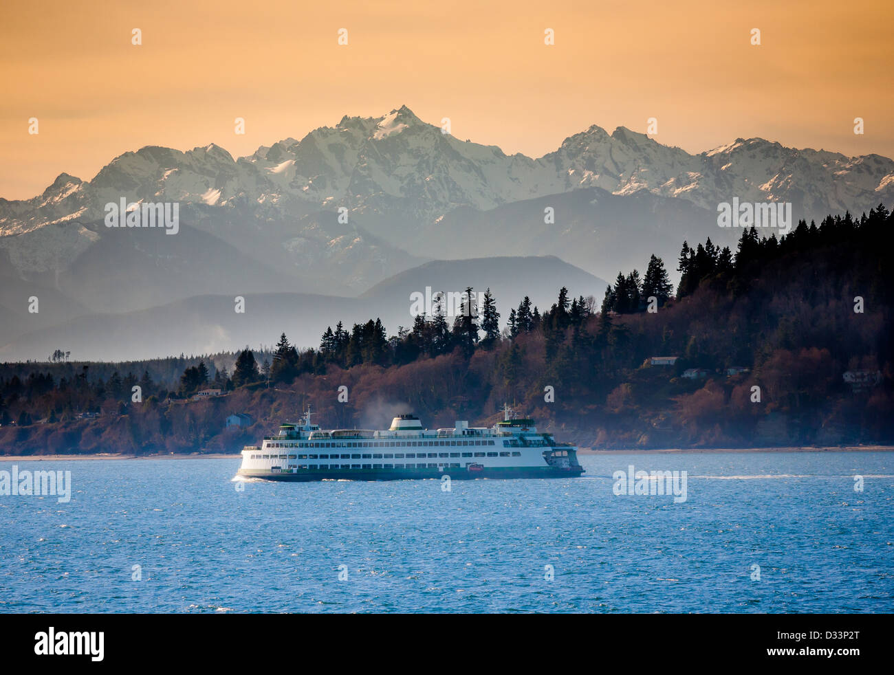 Stato di Washington il traghetto a Elliott Bay con le montagne olimpiche in distanza Foto Stock