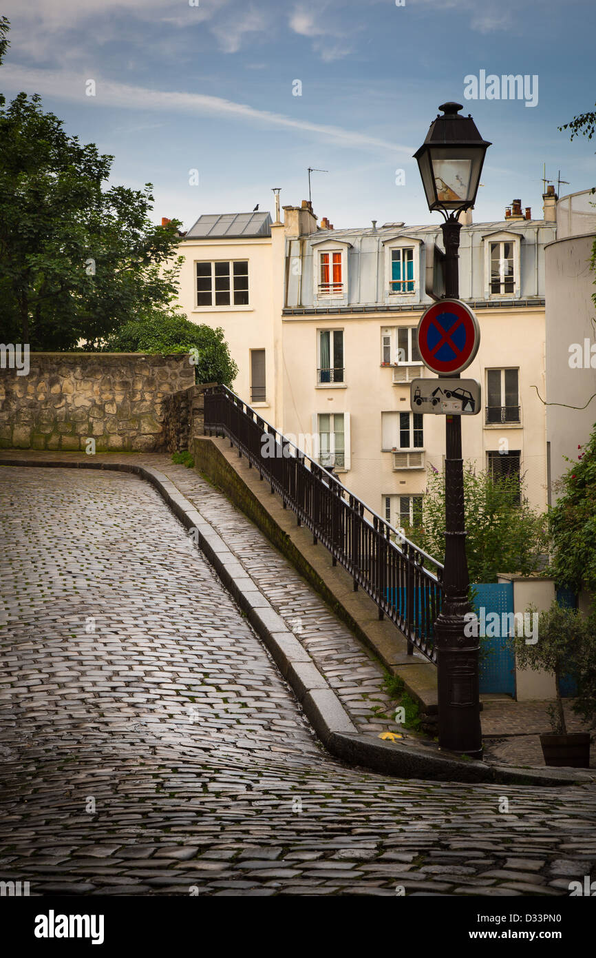 Alley su Butte di Montmartre a Parigi, Francia Foto Stock