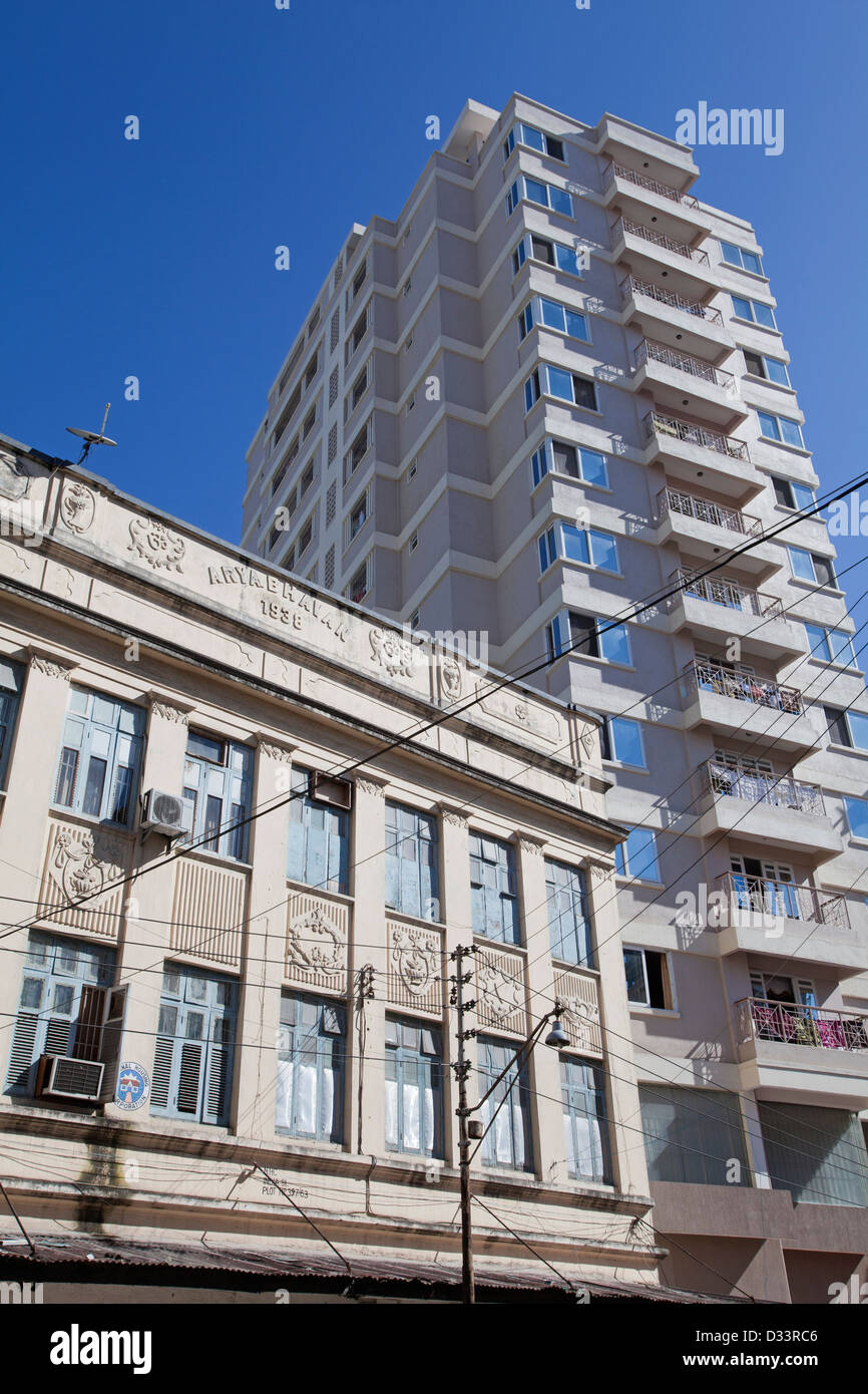 1950 INDIAN building con nuovo alto luogo in background, Dar es Salaam, Tanzania. Foto Stock