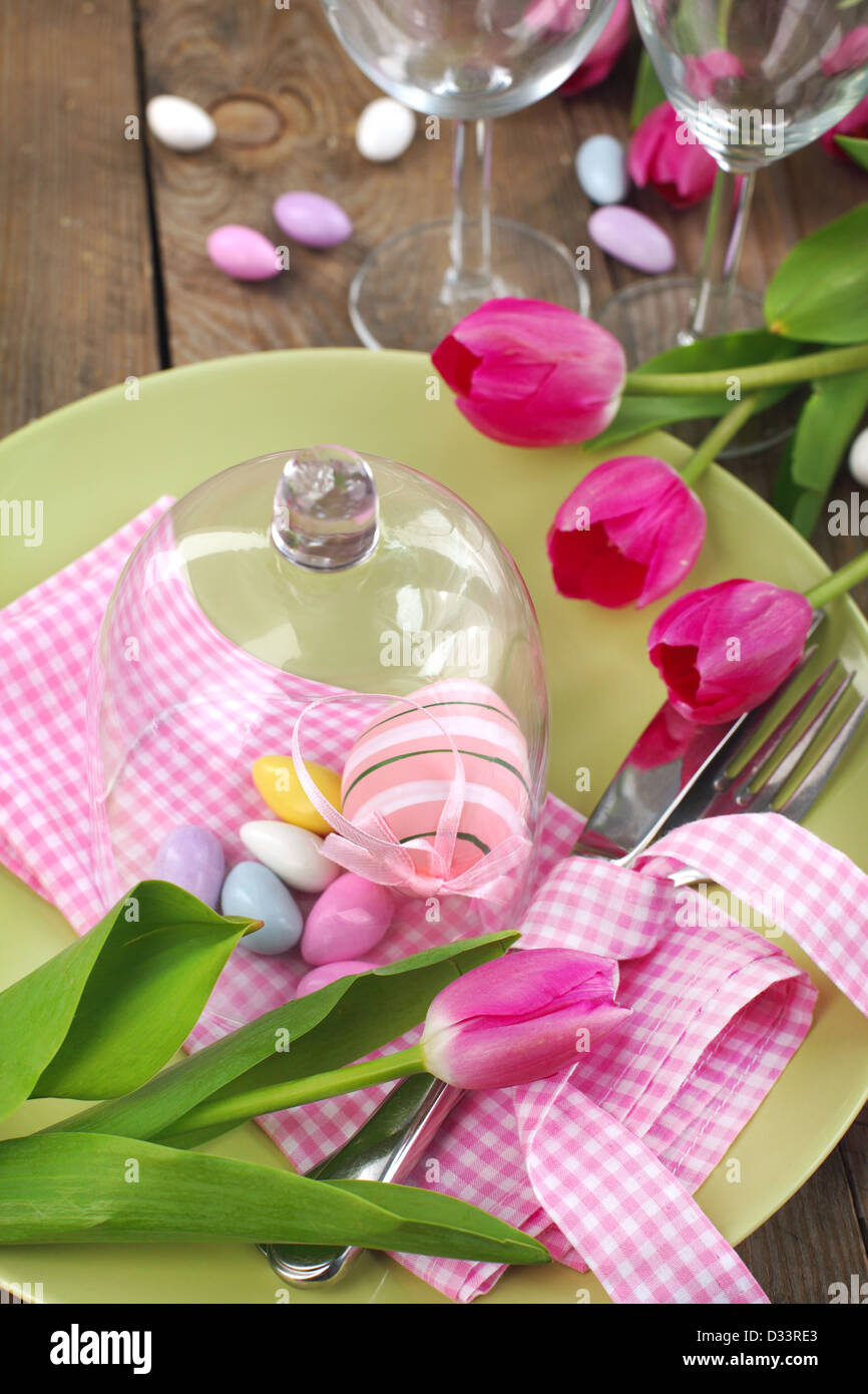 Pasqua messa in tavola con i tulipani Foto Stock