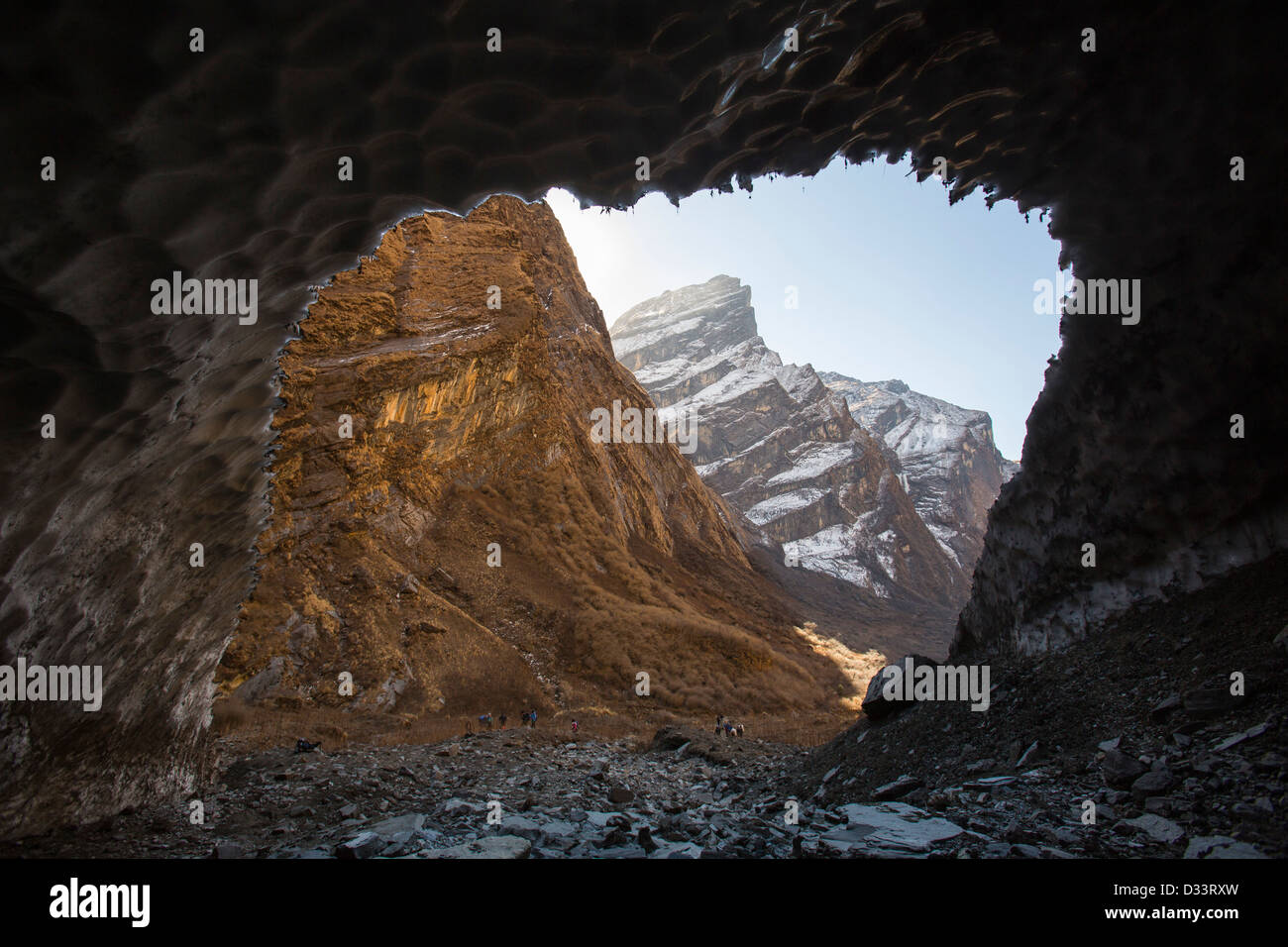 Machapuchare o il santo, coda di pesce picco nell'Annapurna Himalaya da una neve di una grotta in primo piano, Nepal. Foto Stock