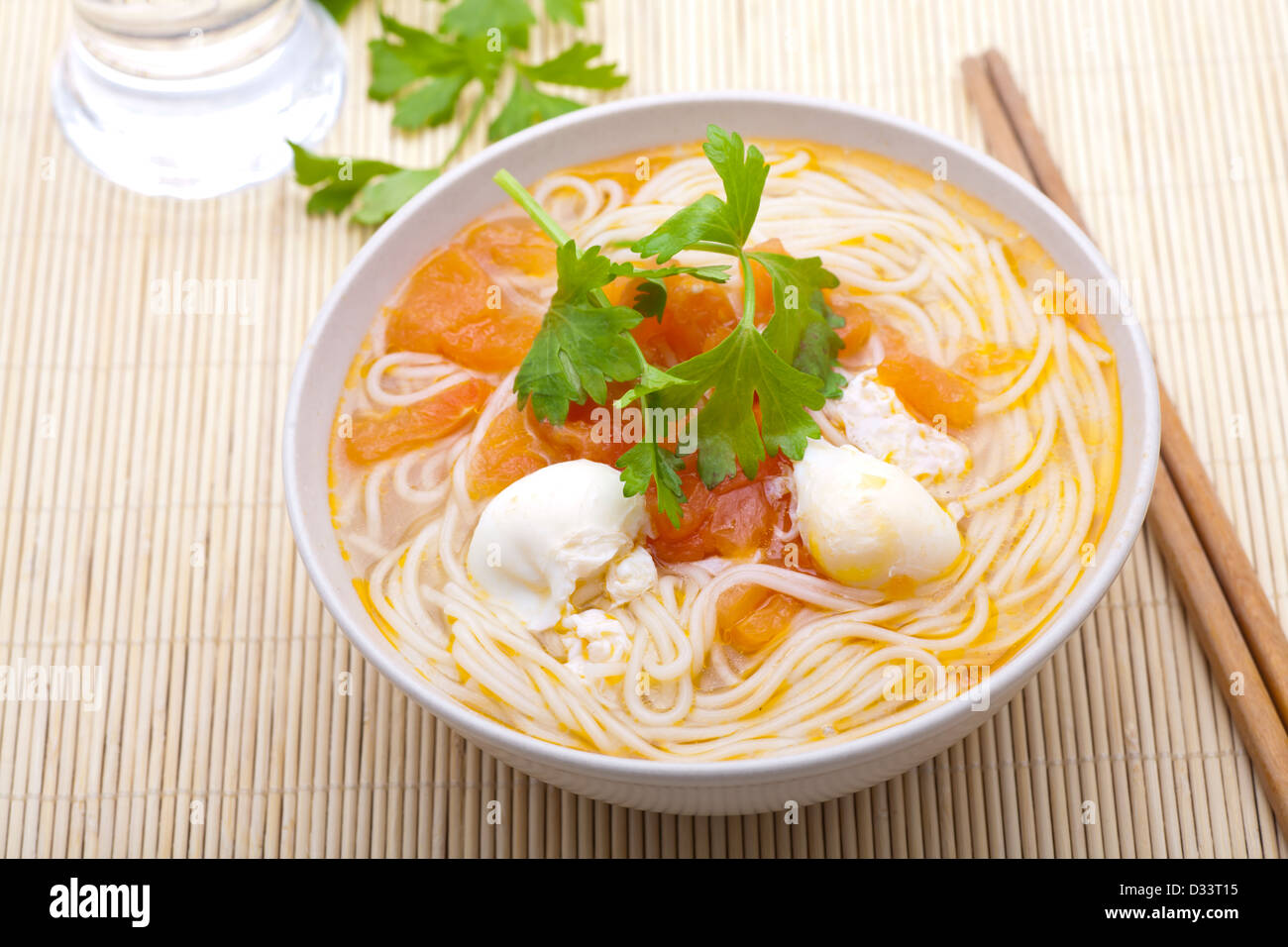 Cinese zuppa di noodle con uova e vegetali. Foto Stock