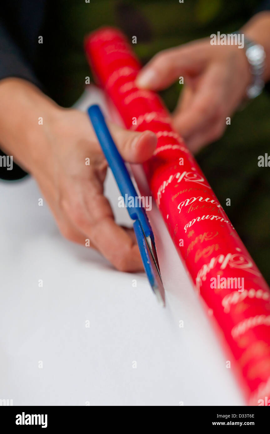 Tagliando carta da imballaggio per regali e regali di Natale Foto Stock