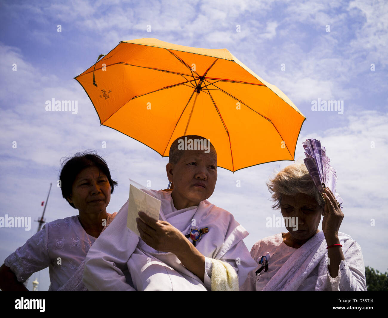 Febbraio 2, 2013 - Phnom Penh Cambogia - donne cambogiane lutto defunto re Norodom Sihanouk prendere ombra sulla piazza di fronte al Palazzo Reale durante il periodo del lutto per Sihanouk, che hanno governato la Cambogia, dall'indipendenza nel 1953 fino a che egli è stato rovesciato da un golpe militare nel 1970. Sihanouk è morto a Pechino, in Cina, in ottobre 2012. (Credito Immagine: © Jack Kurtz/ZUMAPRESS.com) Foto Stock