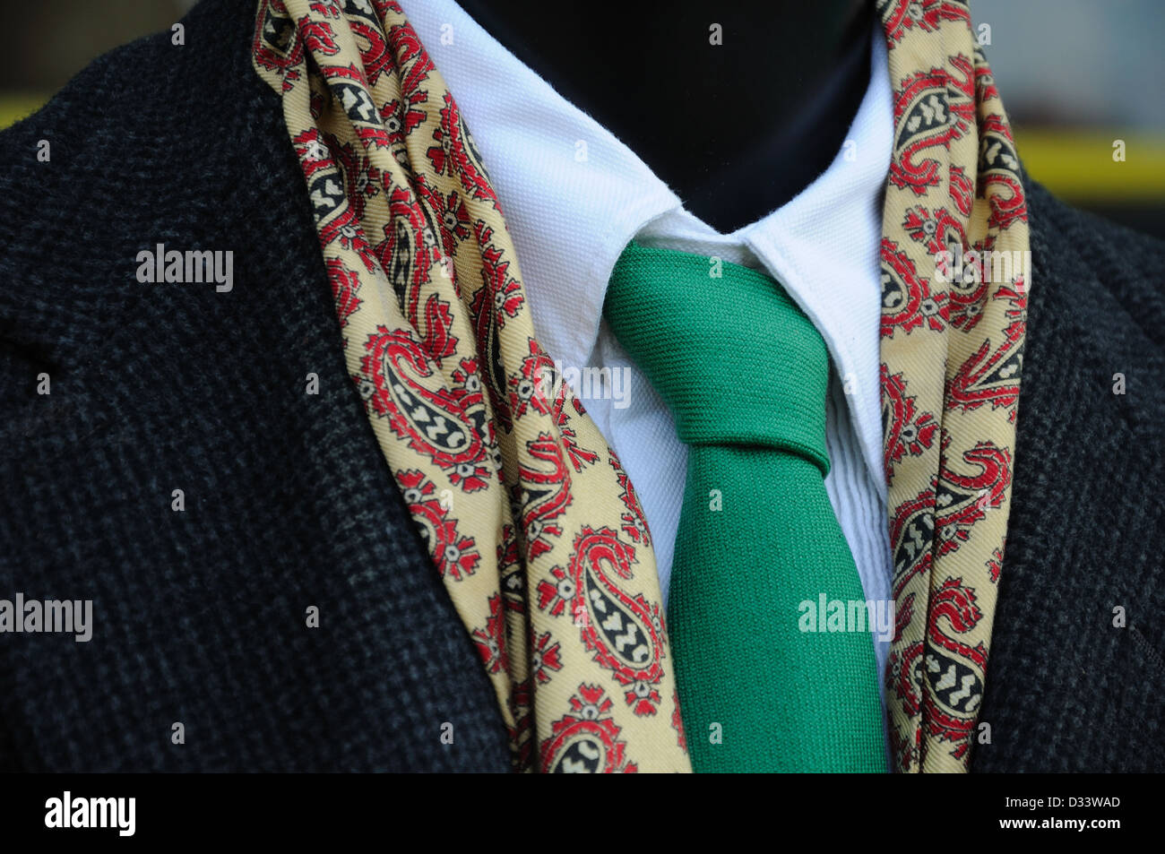 Manichino vestito maglietta indossa cravatta sciarpa e giacca Foto Stock