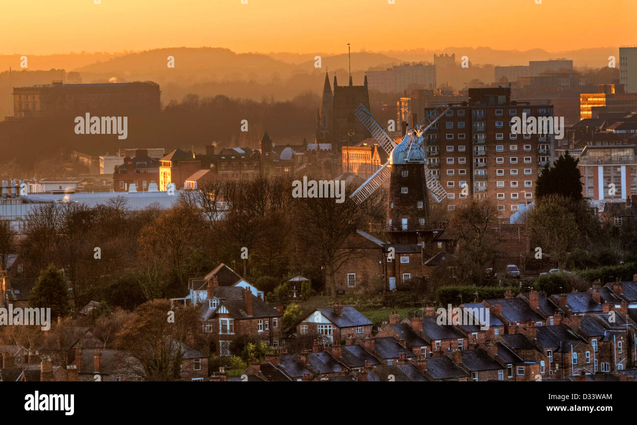 Tramonto sulla skyline della città, Nottinghamshire England Regno Unito Foto Stock