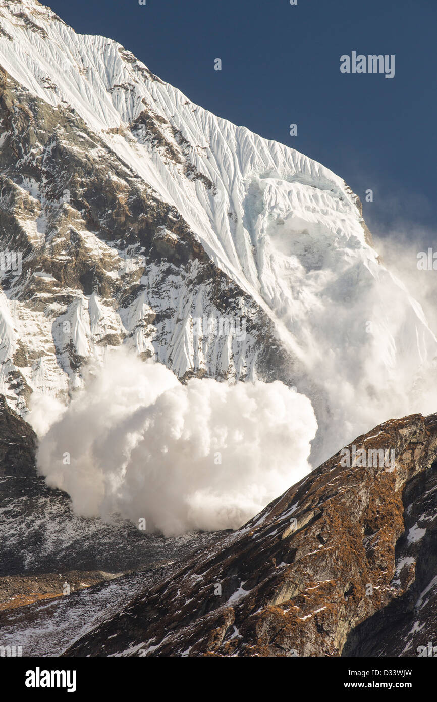 Una valanga sul Machapuchare o coda di pesce picco nell'Annapurna Himalaya, Nepal. È stato causato da un enorme blocco di ghiaccio del ghiacciaio Foto Stock