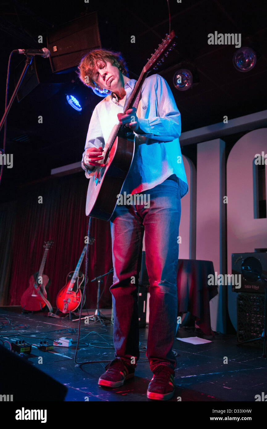Thurston Moore, in precedenza di noi alt-rock band Sonic Youth, effettuando al Glee Club, Birmingham, Regno Unito, 7 febbraio 2013. Foto Stock