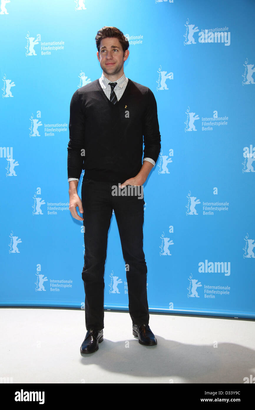 Berlino, Germania. 8 febbraio 2013. Attore John Krasinski pone al photocall di " Terra promessa " durante la 63a edizione annuale Festival Internazionale del Cinema di Berlino aka Berlinale al Hotel Hyatt di Berlino, Germania, il 07 febbraio 2013. Foto: Hubert Boesl/dpa/Alamy Live News Foto Stock