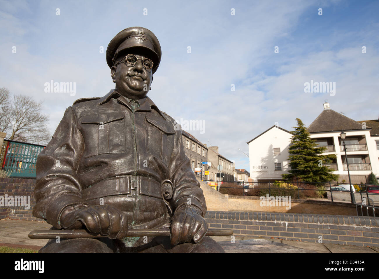 Statua di TV di papà esercito capitano Mainwaring interpretato dall'attore Arthur Lowe a Thetford, Norfolk, Regno Unito Foto Stock