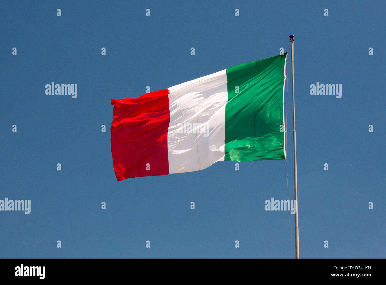 Bandiera Italiana soffiando nel vento, Vicenza, Italia Foto Stock
