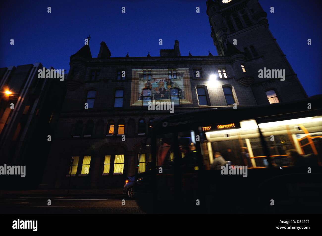 Aberdeen City Town House con opere proiettate su è come parte del lancio del 'I TUOI QUADRI" sito web che mostra arte pubblica Foto Stock