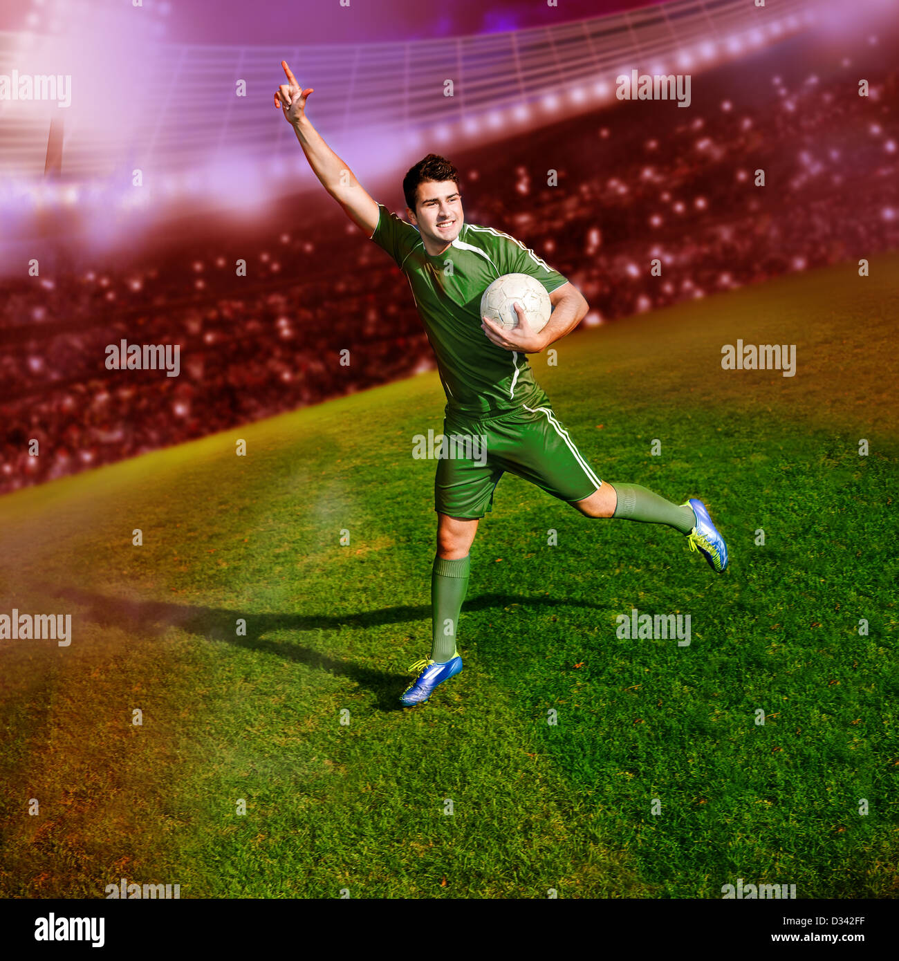 Il calcio o il giocatore di calcio sul campo Foto Stock