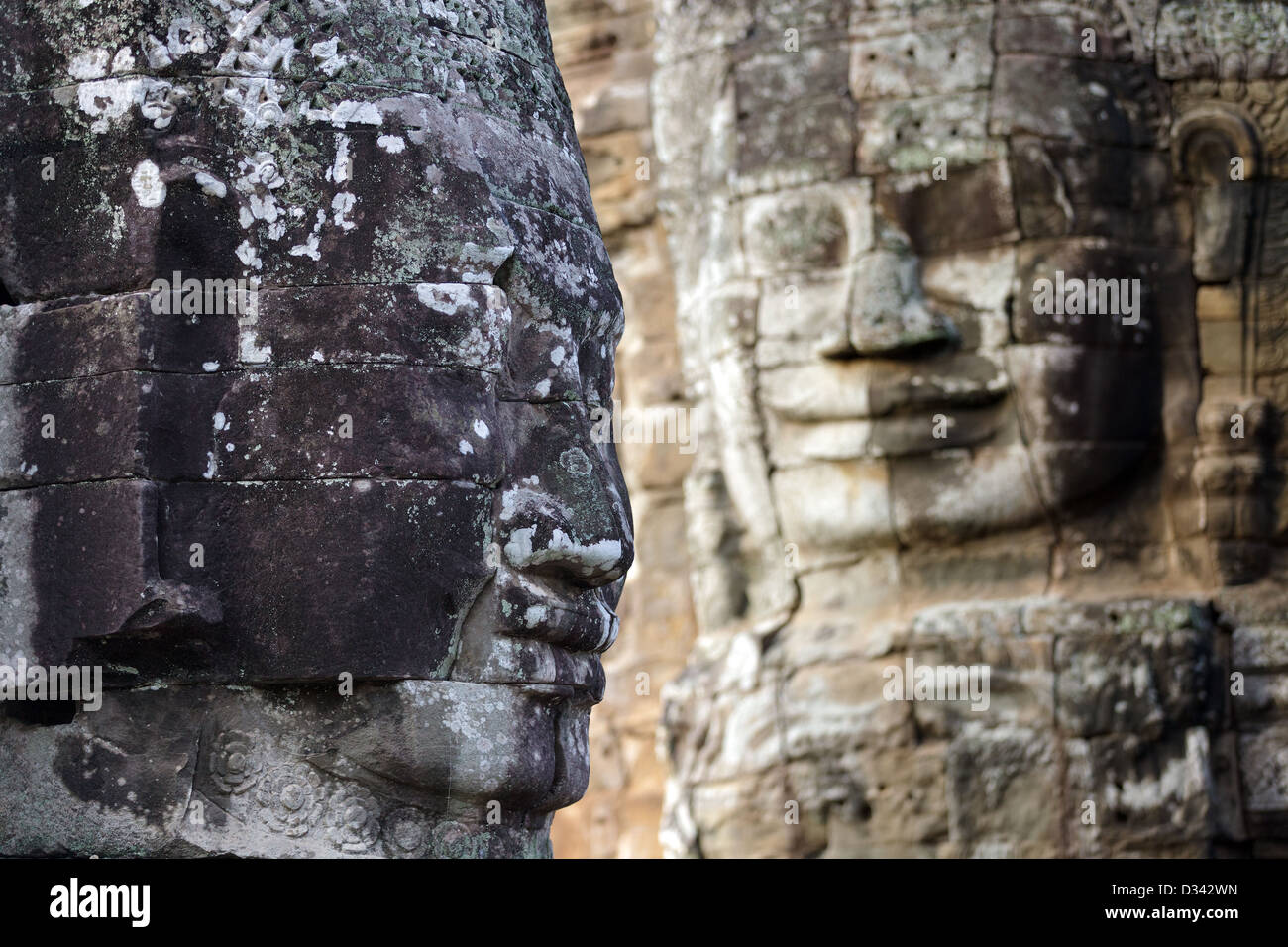 Religiosi gigante facce di pietra nel tempio Bayon, Angkor, Cambogia Foto Stock