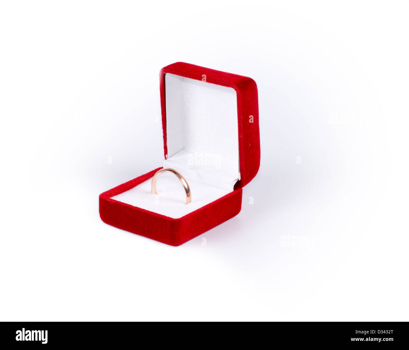 Semplice fascia in oro o anello di nozze visualizzato in un aperto piazza rossa jewelery box isolato su bianco Foto Stock